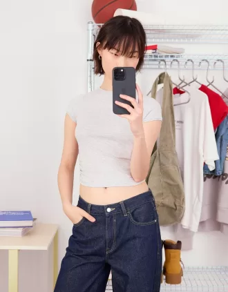 T-shirt a manica corta con arricciatura laterale