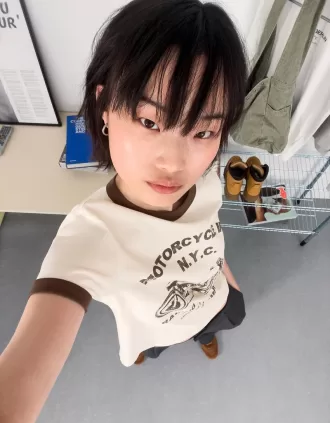 T-shirt a manica corta con stampa a contrasto