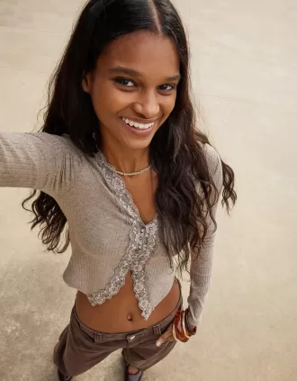 T-shirt a manica lunga a costine con pizzo biondo