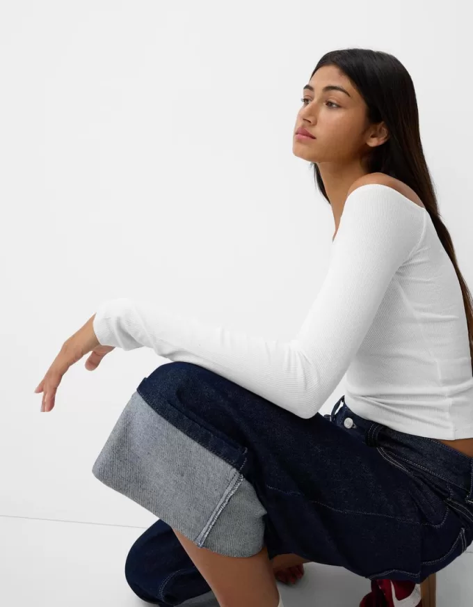 T-shirt a manica lunga con scollo Bardot