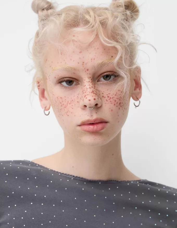 T-shirt a manica lunga con strass all over