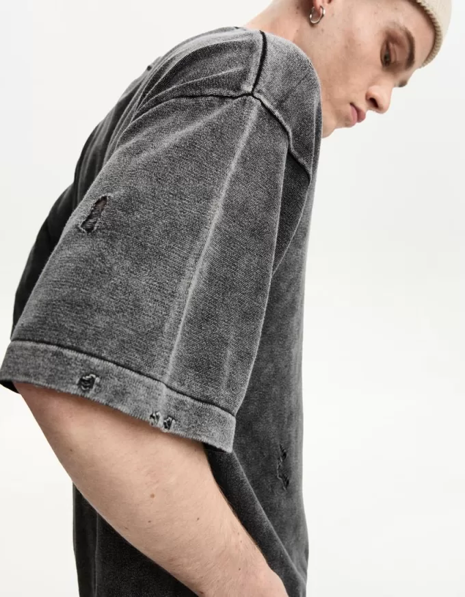 T-shirt a maniche corte strappata