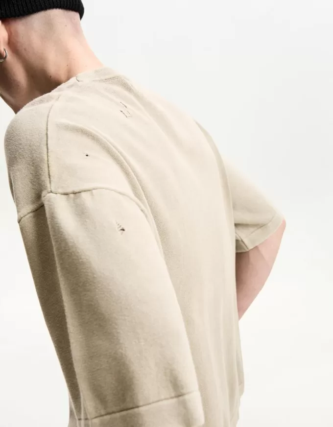 T-shirt a maniche corte strappata