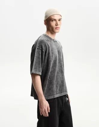 T-shirt a maniche corte strappata