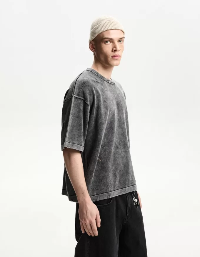 T-shirt a maniche corte strappata