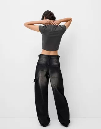 T-shirt asimmetrica a manica corta con borchie