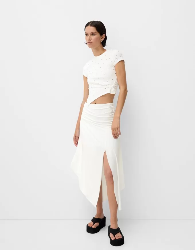 T-shirt asimmetrica a manica corta con borchie