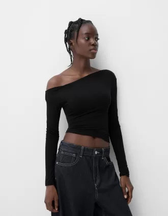 T-shirt asimmetrica a manica lunga