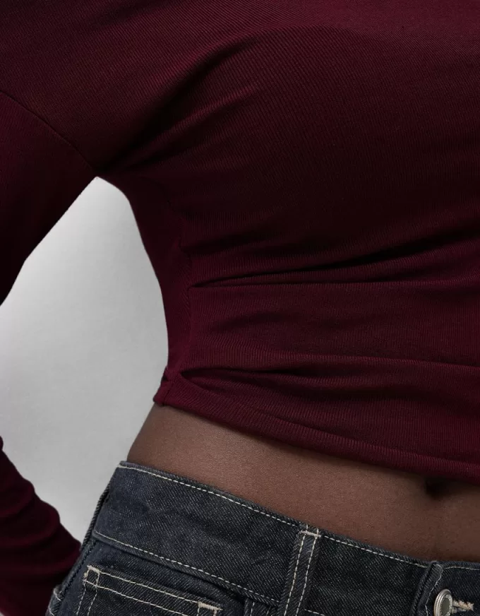 T-shirt asimmetrica a manica lunga