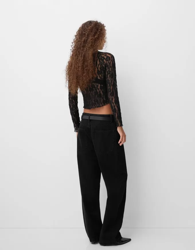 T-shirt bionda a maniche lunghe con collo alto in pizzo