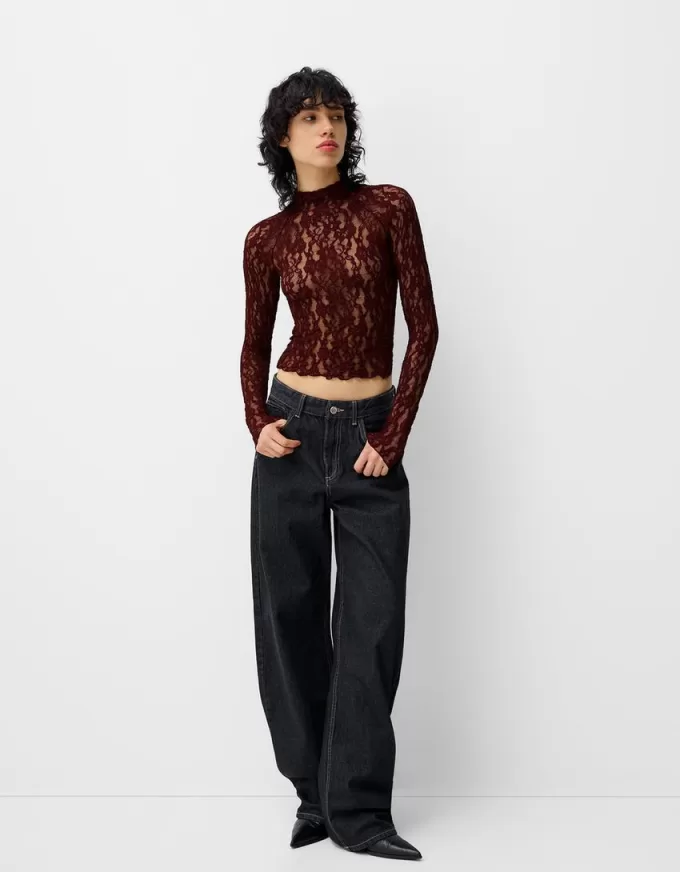 T-shirt bionda a maniche lunghe con collo alto in pizzo