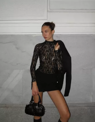 T-shirt bionda a maniche lunghe con collo alto in pizzo