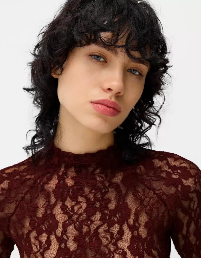 T-shirt bionda a maniche lunghe con collo alto in pizzo