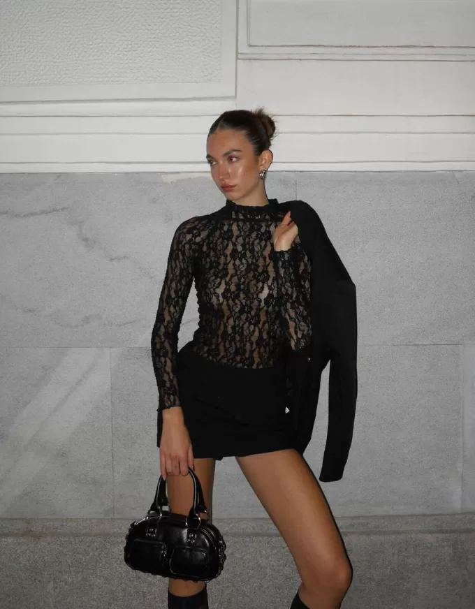 T-shirt bionda a maniche lunghe con collo alto in pizzo