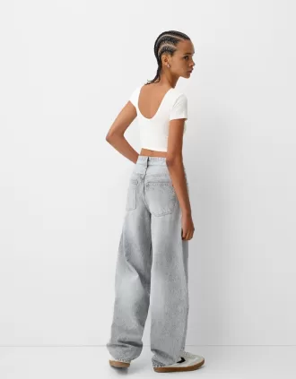 T-shirt con schiena scoperta e strass