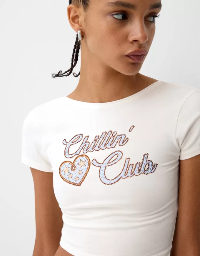 T-shirt con schiena scoperta e strass