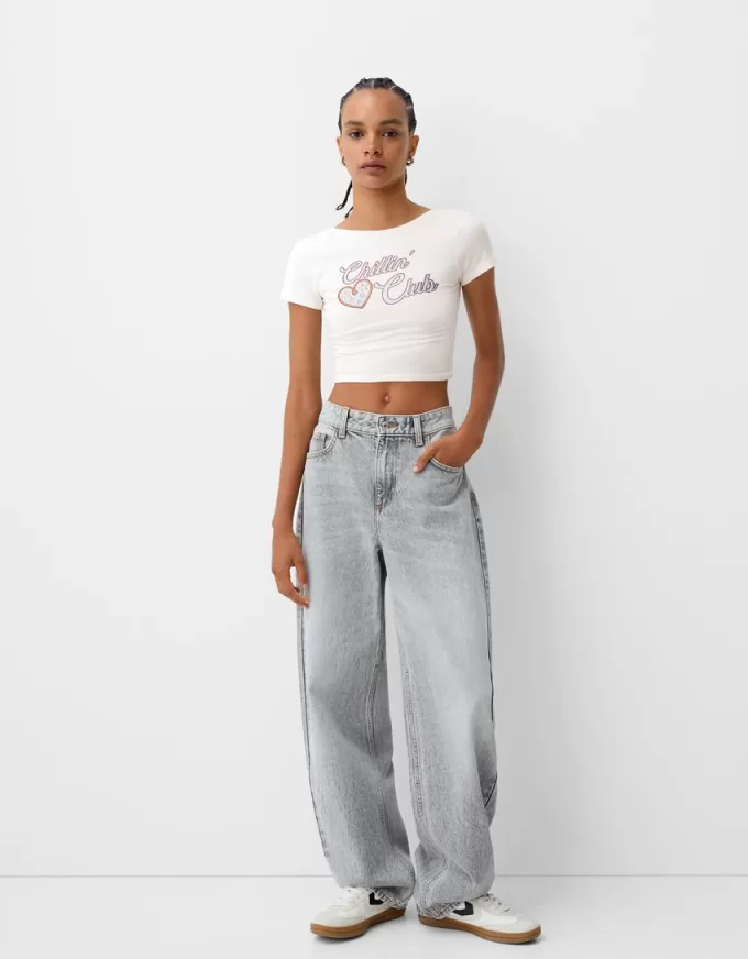 T-shirt con schiena scoperta e strass