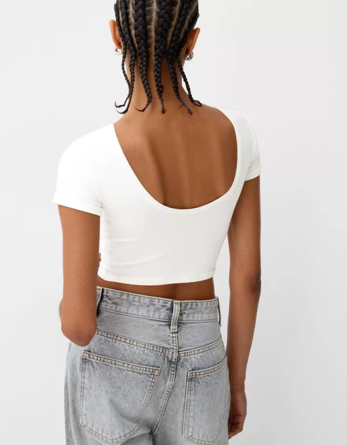 T-shirt con schiena scoperta e strass