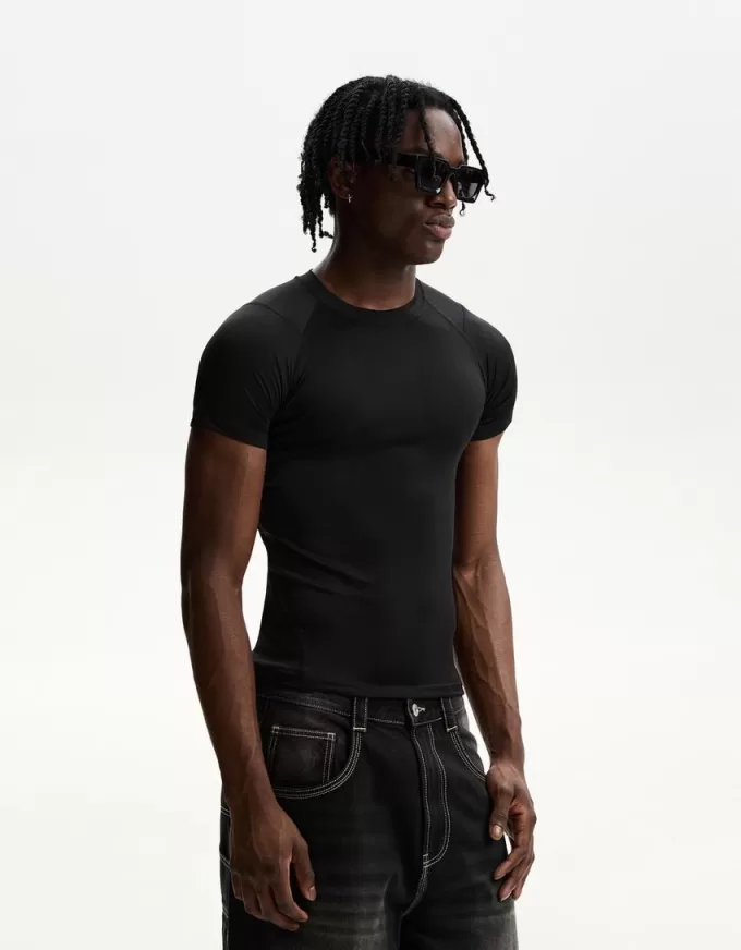 T-shirt slim fit a maniche corte con cuciture