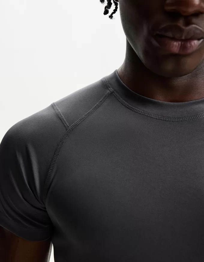 T-shirt slim fit a maniche corte con cuciture