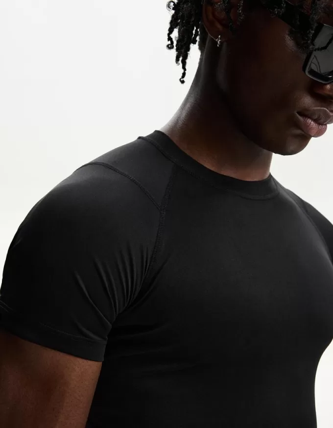 T-shirt slim fit a maniche corte con cuciture