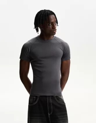 T-shirt slim fit a maniche corte con cuciture