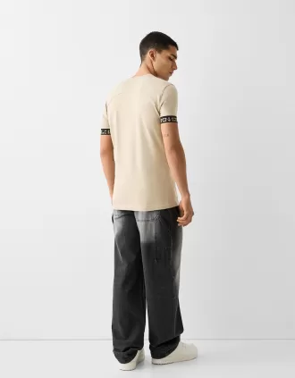 T-shirt slim fit a maniche corte con dettaglio a righe