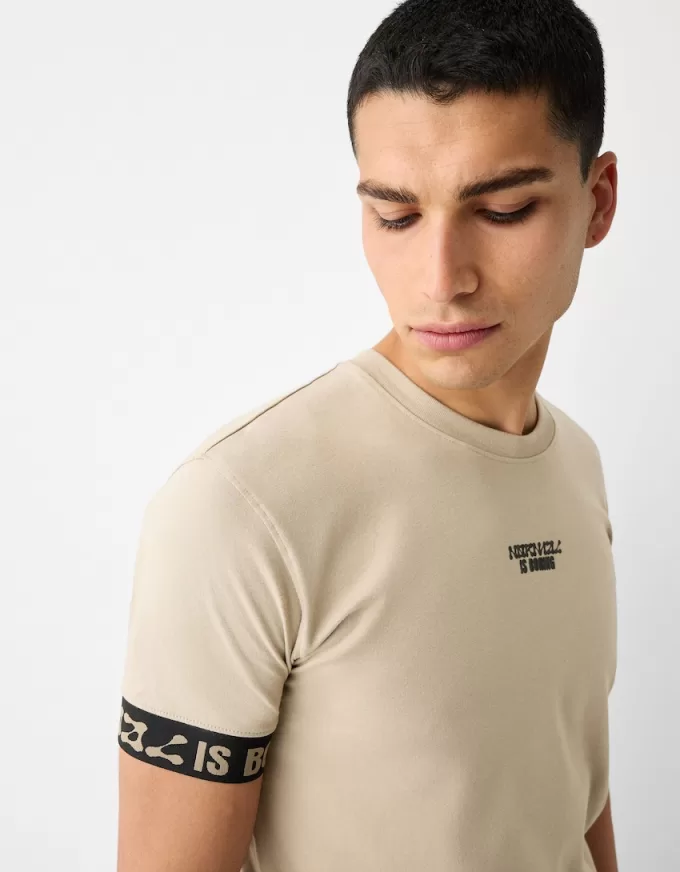 T-shirt slim fit a maniche corte con dettaglio a righe