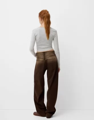 T-shirt stampata a costine a manica lunga con borchie