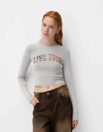 T-shirt stampata a costine a manica lunga con borchie