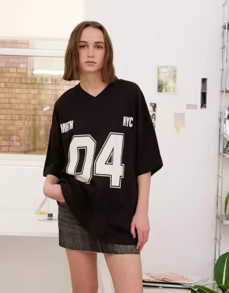 T-shirt stampata a maniche corte con scollo a V