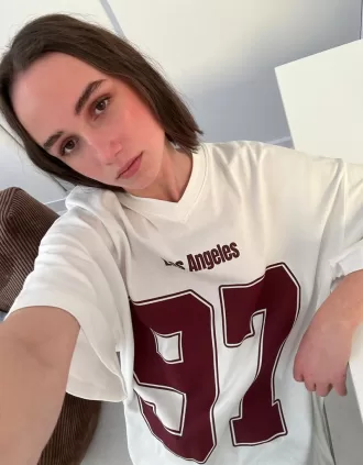 T-shirt stampata a maniche corte con scollo a V