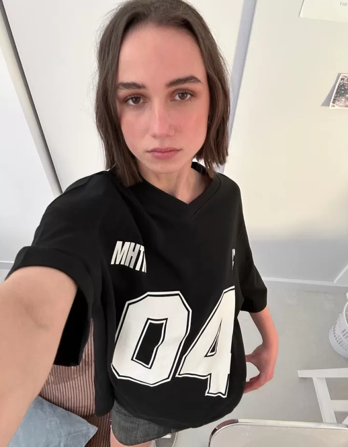 T-shirt stampata a maniche corte con scollo a V