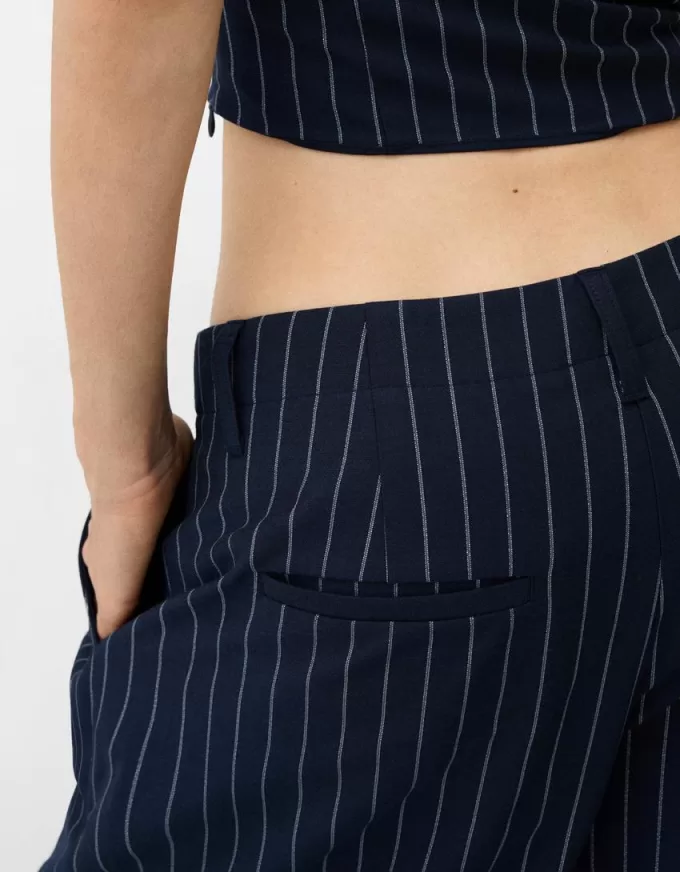 Top a fascia in filo metallico rigato con scollo a cuore