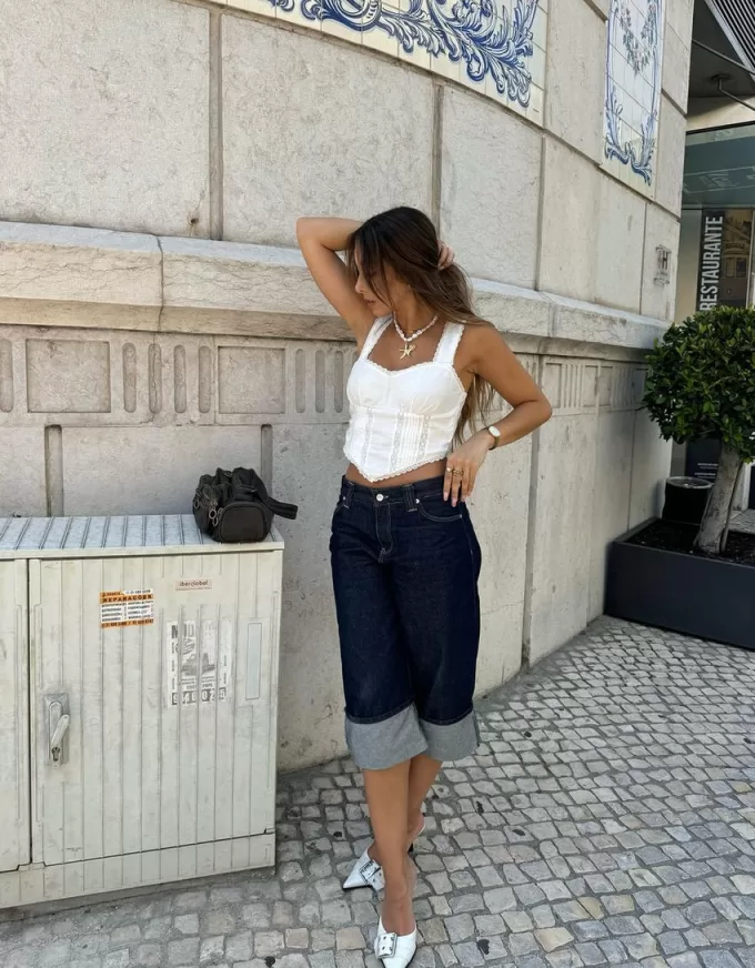 Top arricciato con ricamo svizzero