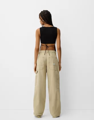 Top con dettaglio annodato sul retro