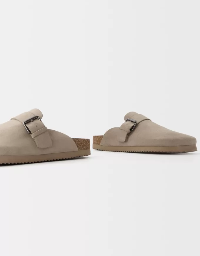 Zoccoli con dettaglio fibbia