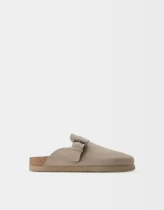 Zoccoli con dettaglio fibbia