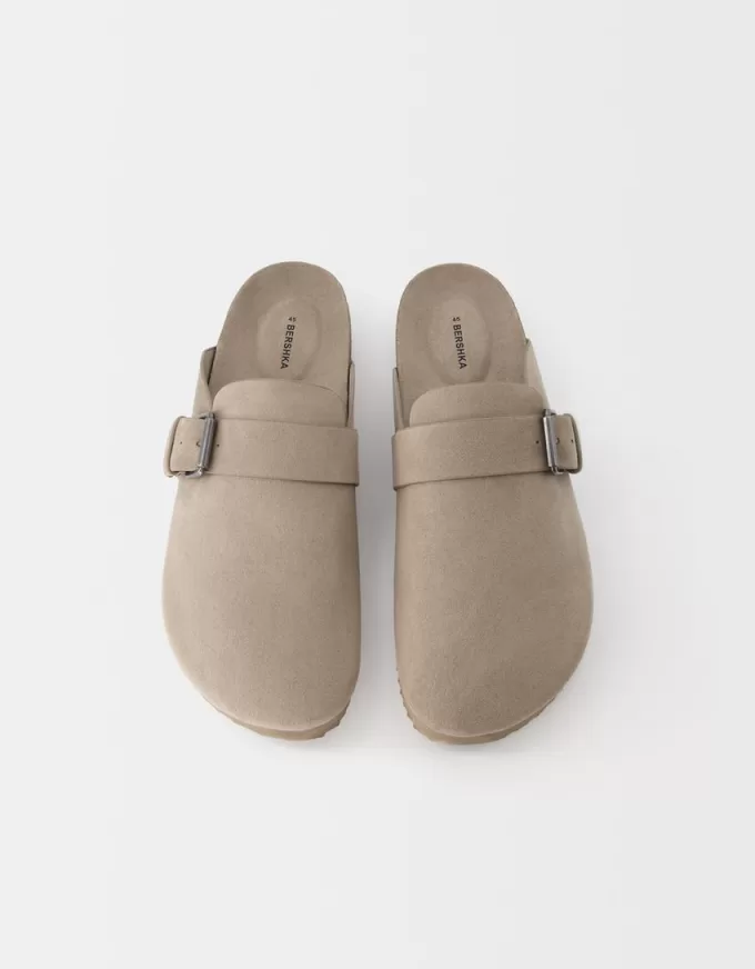 Zoccoli con dettaglio fibbia