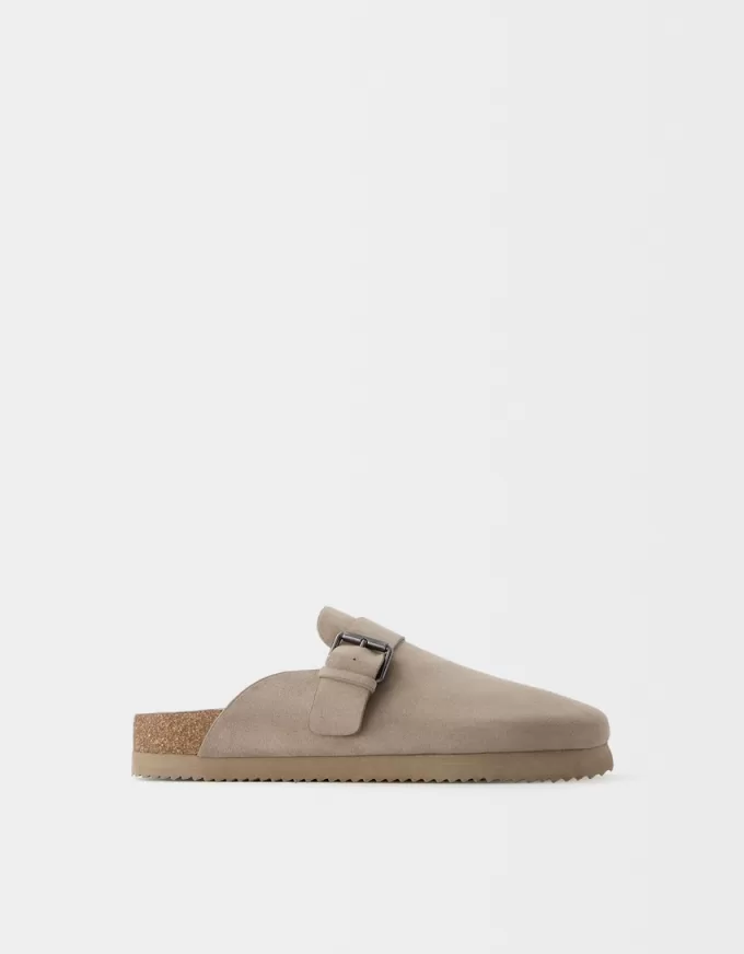 Zoccoli con dettaglio fibbia