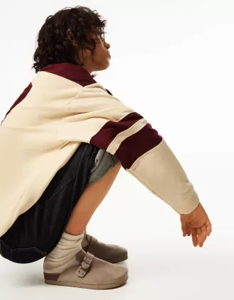 Zoccoli con fibbia e dettagli con borchie