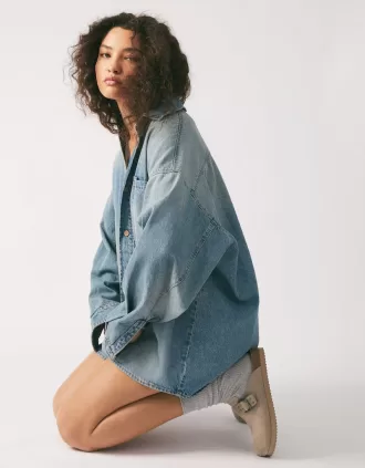 Zoccoli con fibbia e dettagli con borchie Zoccoli con fibbia e dettagli con borchie