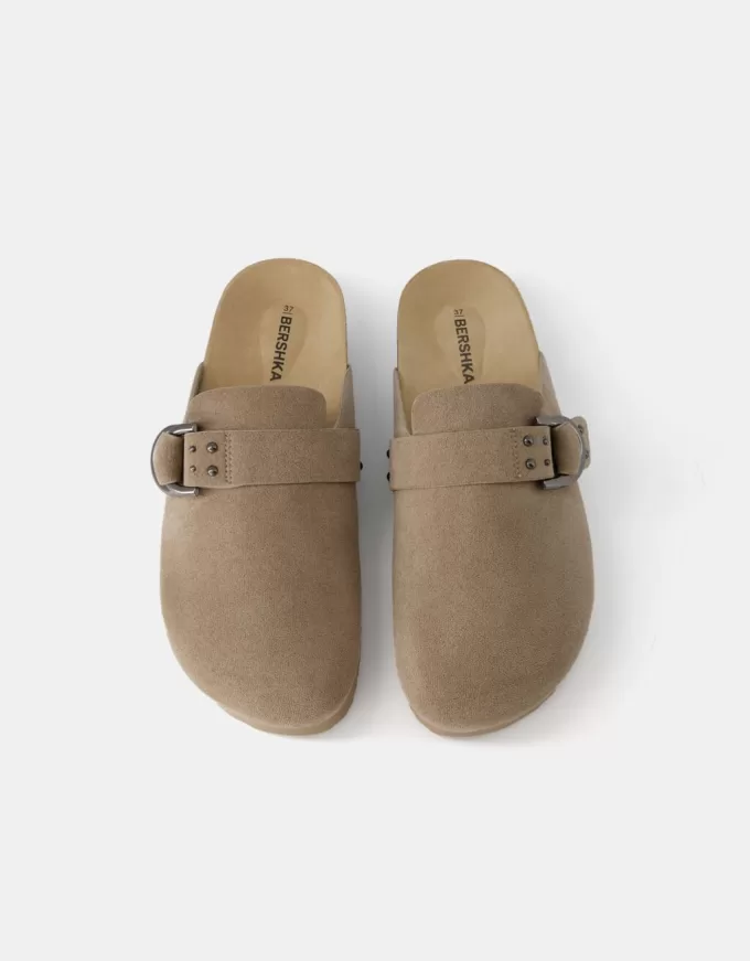 Zoccoli con fibbia e dettagli con borchie