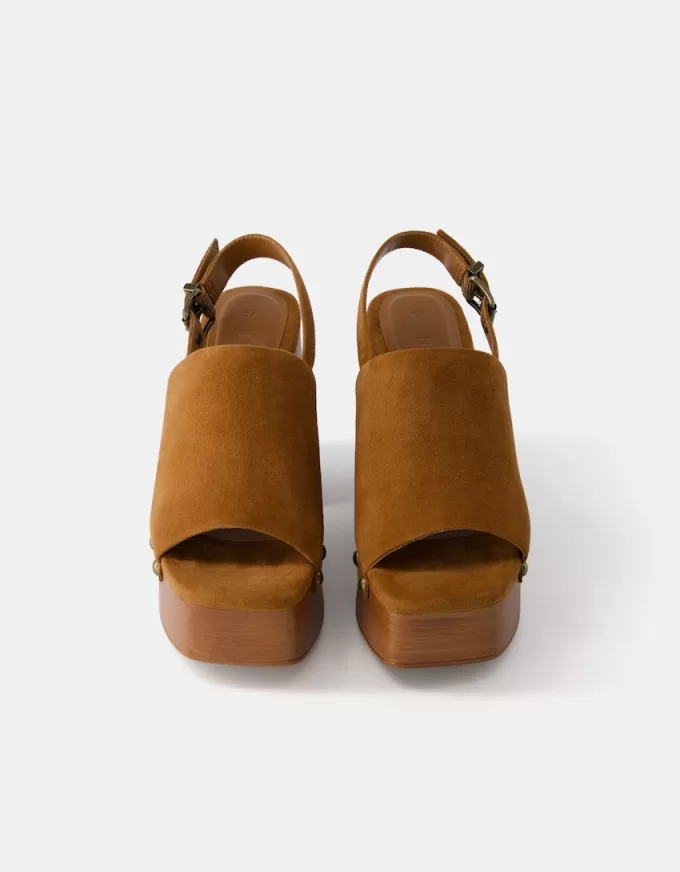 Zoccoli con plateau e tacco alto borchiati